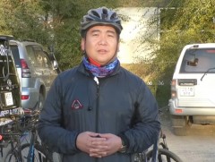 Дугуйгаар аялангаа үзлэг хийх эмч нар Тариат сумыг зорилоо