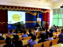 Уран бүтээлчид үлэг гүрвэлийн тухай танин мэдэхүйн хичээл зааж байна