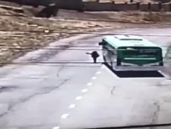 ЦЕГ: Хохирогч хүүхдийн эмчилгээний зардлыг автобусны жолоочоор гаргуулсан