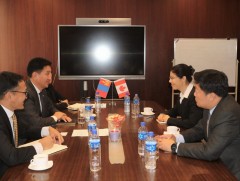 УУХҮ-ийн сайд Ж.Ганбаатар Канад улсаас Монгол Улсад суугаа элчин сайд Катрин Ивковийг хүлээн авч у..