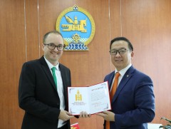 Тим Жэнкинст  ногоон хөгжил, ногоон бүтээгдэхүүн, ногоон шошгын чиглэлээр хийсэн ажлыг нь үнэлж жу..