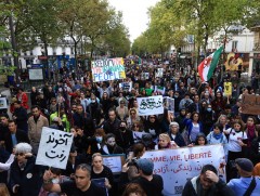 Иран эмэгтэйн эрхийг хамгаалах жагсаал Парист боллоо 