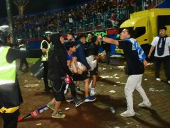 Индонезид хөл бөмбөгийн тэмцээний үеэр 125 хүн амь үрэгджээ 