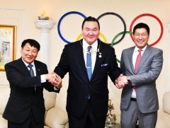 Хакүхо М.Даваажаргалыг “Алтан од” одонгоор шагналаа