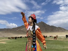 С.Номин Италид болсон ардын бүжгийн уралдааны тэргүүн байрт шалгарлаа