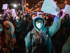 БНХАУ-ын томоохон хотуудад ковид-19-ийн хорио хязгаарлалтыг эсэргүүцсэн жагсаал болов