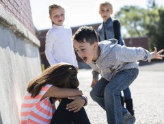 Өсвөр насны 10 хүүхэд тутмын 7 нь ямар нэг байдлаар дээрэлхүүлж байжээ 