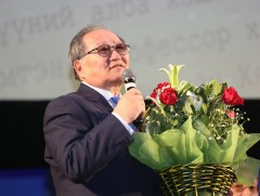 Төрийн шагналт Ц.Гомбосүрэн “Ф.М.Достоевский”, ахмад багш Н.Нямдаваа “А.С.Пушкины медаль” хүртэнэ