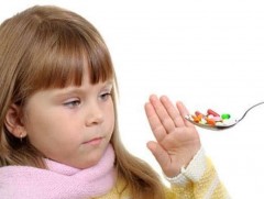 Эцэг, эхчүүд бага насны хүүхдэд дур мэдэн эмчилгээ хийснээр эмийн дасалтай болгож байна