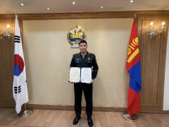 Монгол Улсын ЭСЯ-ны Батлан хамгаалахын атташе БНСУ-ын Батлан хамгаалахын сайдын нэрэмжит шагнал хү..