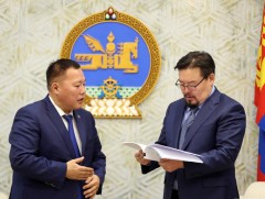 УИХ-ын гишүүн О.Цогтгэрэл хууль, тогтоолын төсөл өргөн мэдүүлэв