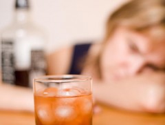 Эмэгтэйчүүд архинд донтох нь нэмэгджээ 