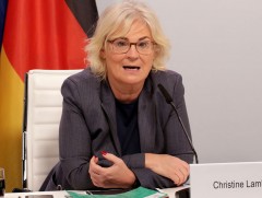 ХБНГУ-ын Батлан хамгаалахын сайд Кристина Ламбрехт огцорлоо