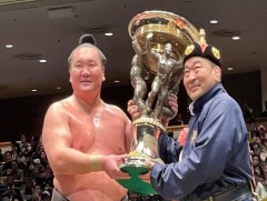  Хакүхо хэмээх нэр сүмо гэх үгтэй үеийн үед цуурайтсаар байх болно