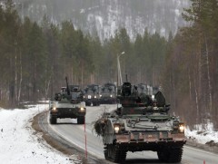 Киев өрнөдөөс танкууд хүлээж авах нь баталгаажсанаар сөнөөгч онгоцууд руу хараачилж байна 