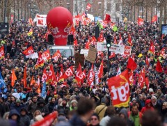 Францад тэтгэврийн шинэчлэлийг эсэргүүцсэн 3 дахь жагсаал боллоо 