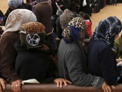 Газар хөдөлсний дараа Сирийн дүрвэгчид нутаг буцах гэж Туркийн хил дээр цуваа үүсгэжээ