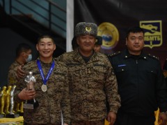 Хугацаат цэргийн хоёр алба хаагч Зэвсэгт хүчний гардан тулааны АШТ-ээс медаль хүртлээ
