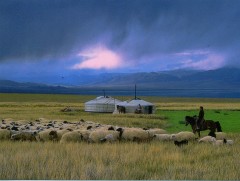 Монголчууд дээл хувцсан дээгүүр алхаж гарахыг цээрлэдэг