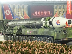 Умард Солонгост цэргийн сүрт жагсаал болжээ 