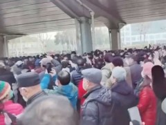 Хятадын тэтгэврийн ахмадууд эрүүл мэндийн даатгалын шинэчлэлийг эсэргүүцэн жагсжээ