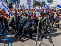 Израилд шүүхийн шинэчлэлийг эсэргүүцсэн жагсагчид авто зам болон төмөр замыг хаажээ