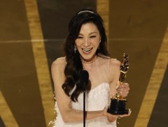 Мишель Йео “Шилдэг эмэгтэй жүжигчин” боллоо 