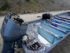 Америкийн Сан-Диего хотын эргийн ойролцоо дүрвэгчдийн завь хөмөрчээ