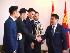 Ерөнхийлөгч У.Хүрэлсүх 3х3 сагсан бөмбөгийн үндэсний шигшээ багийнхныг хүлээн авч уулзлаа