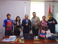 Хурдан морины уралдааны замаар дугуйчид хүч сорино