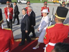 Японы эзэн хаан, хатан нар Индонезод албан ёсны айлчлал хийж байна