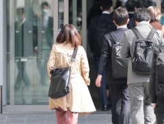 ЯПОН: 2030 он гэхэд том аж ахуйн нэгжүүдийн удирдлагад эмэгтэйчүүдийн квотыг 30 хувьд хүргэнэ