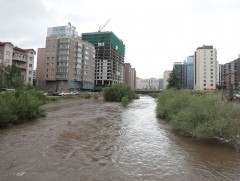 Сэлбэ далангаа даван үерлэж, орон сууцны орц хонгил усанд автаад байна