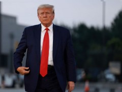 Сонгуулийн дүнд нөлөөлөхийг завдсан хэргээр Дональд Трампыг шүүх хурлын тов гарчээ 