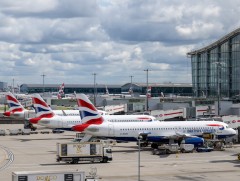 Их Британид гарах, орох хэдэн зуун нислэг хойшлогджээ 