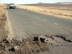 Тэрбум төгрөгөөр хийгдсэн зам засвар нэг жил ч бололгүй эвдэрчээ