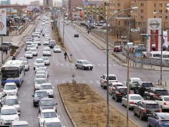 Уулзвар нэвтрэх ёстой 30 машины 20 нь утсаа үзсэн жолоочоос болж саатдаг