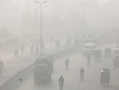 Пакистан улсад агаарын бохирдлын улмаас зарим сургууль, үйлчилгээний байгууллагыг түр хаажээ