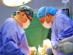 БНТУ-ын эмч ГССҮТ-ийн эмч нартай хамтарч нурууны хүнд хэлбэрийн мурийлттай 2 хүүхдэд мэс засал хий..