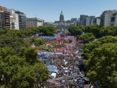 Аргентин улсад хэмнэлтийн бодлогыг эсэргүүцсэн жагсаал болов