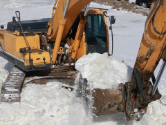 Сэлбэ голын 21,340 тонн мөсийг зөөн тээвэрлээд байна