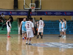 Бөхчүүд сагсан бөмбөгөөр өрсөлдөж байна 