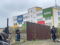 Үерийн эрсдэл үүсгэн зөвшөөрөлгүй барьсан хашааг буулгаж байна