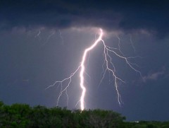 Налайхад 2 хүн аянгад цохиулжээ 