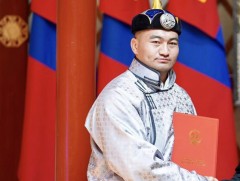 М.Бадарчид өвдөг шороодсон бөхчүүдэд улсын цол, чимэг нөхөн олголоо 