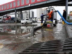 Нарны гүүрний урд хэсэгт тогтсон усыг соруулж, замын зорчих хэсгийн нөхцөлийг хэвийн болголоо