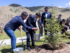 БНАЛАУ-ын Ерөнхийлөгч Тонглун Сисүлит гэргийн хамт дурсгалын мод тарилаа