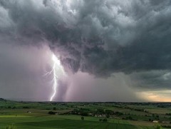 Ойрын өдрүүдэд нутгийн хойд хэсгээр дуу цахилгаантай аадар бороо орно 
