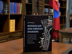 Бөөгийн эд хэрэгслийг багтаасан судалгааны ном бэлэглэжээ 