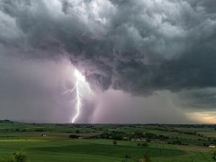 Дуу цахилгаантай аадар бороо орохыг анхааруулж байна